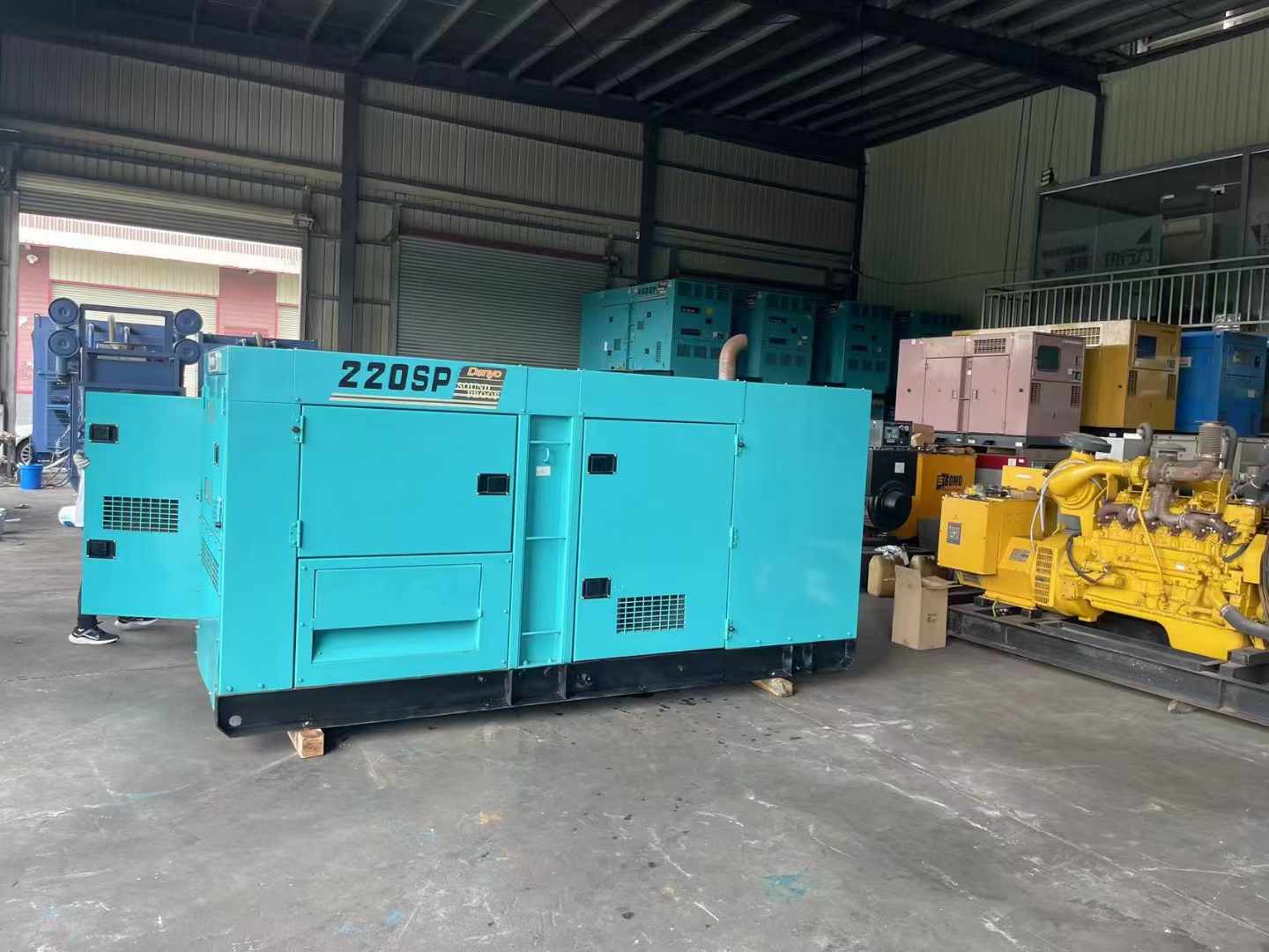 伊通800kW 柴油发电机的输出电流波动范围是多少？